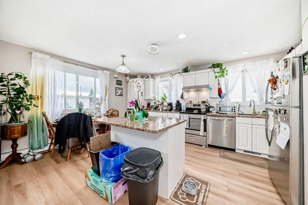 1-6-8 Huntley Close Ne, Calgary, AB - Indoor Photo Showing Kitchen