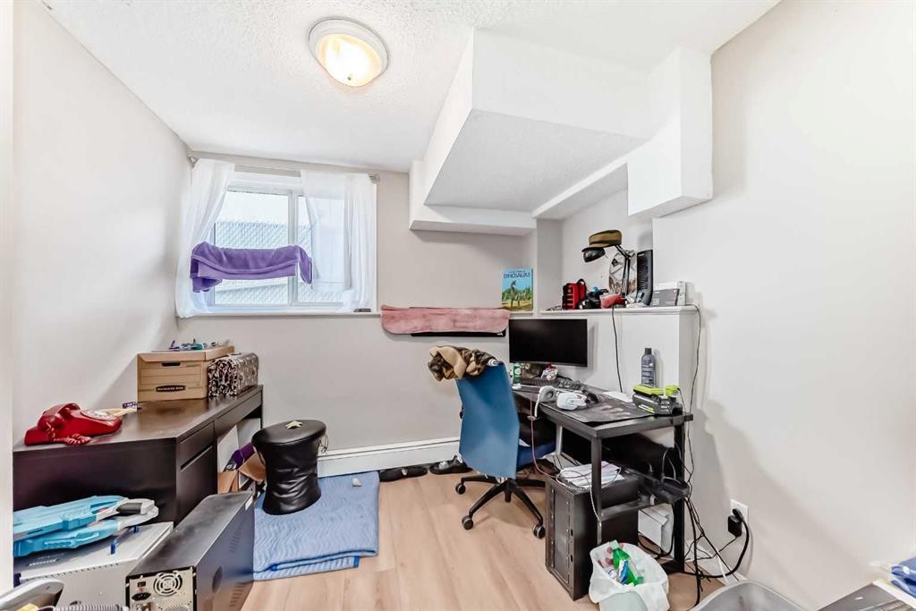 1-6-8 Huntley Close Ne, Calgary, AB - Indoor Photo Showing Office