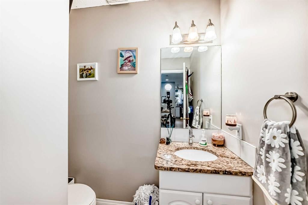 1-6-8 Huntley Close Ne, Calgary, AB - Indoor Photo Showing Bathroom