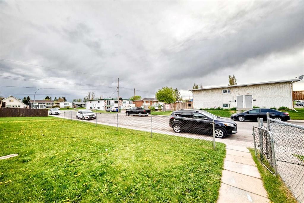 1-6-8 Huntley Close Ne, Calgary, AB - Outdoor