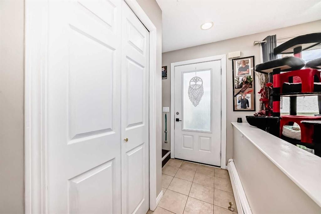 1-6-8 Huntley Close Ne, Calgary, AB - Indoor Photo Showing Other Room