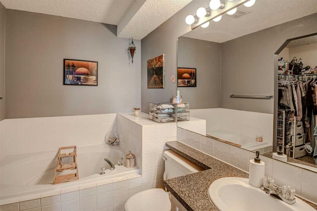 181 Citadel Ridge Close Nw, Calgary, AB - Indoor Photo Showing Bathroom