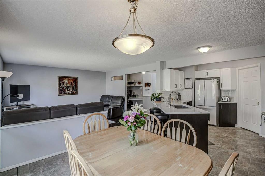 181 Citadel Ridge Close Nw, Calgary, AB - Indoor Photo Showing Dining Room
