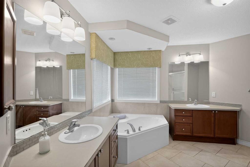 32 Evanspark Circle Nw, Calgary, AB - Indoor Photo Showing Bathroom