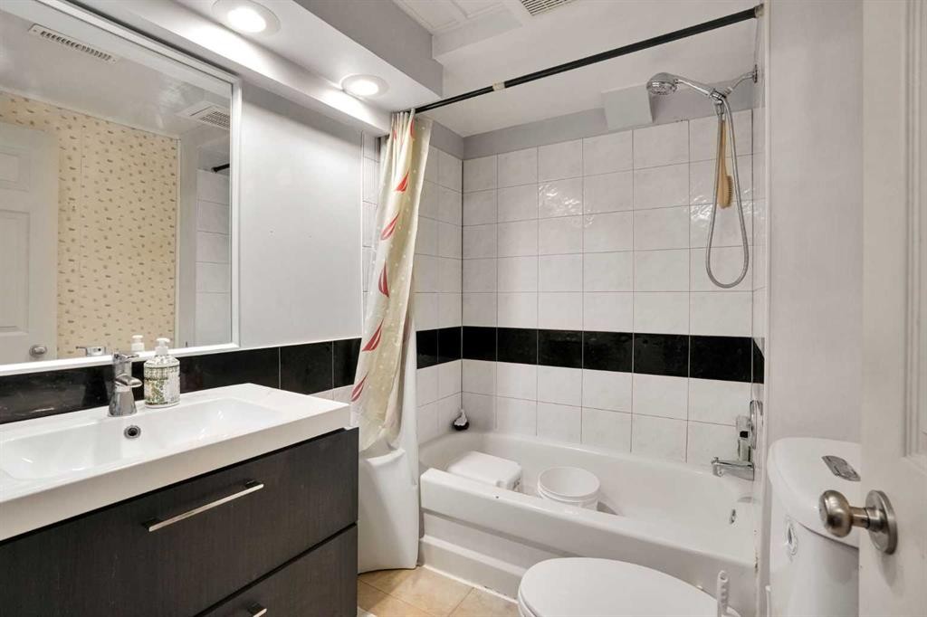 32 Taraglen Place Ne, Calgary, AB - Indoor Photo Showing Bathroom