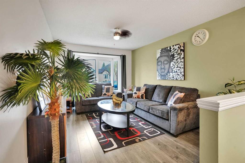 32 Taraglen Place Ne, Calgary, AB - Indoor Photo Showing Living Room