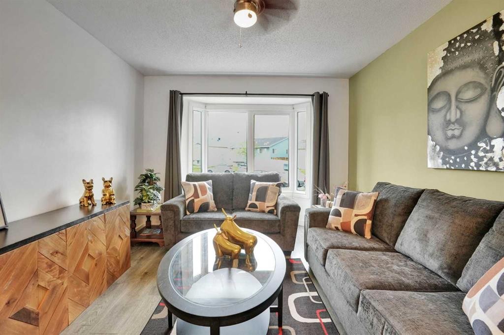 32 Taraglen Place Ne, Calgary, AB - Indoor Photo Showing Living Room