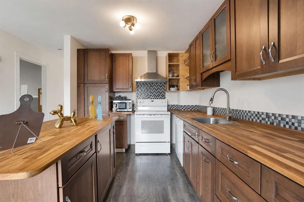32 Taraglen Place Ne, Calgary, AB - Indoor Photo Showing Kitchen