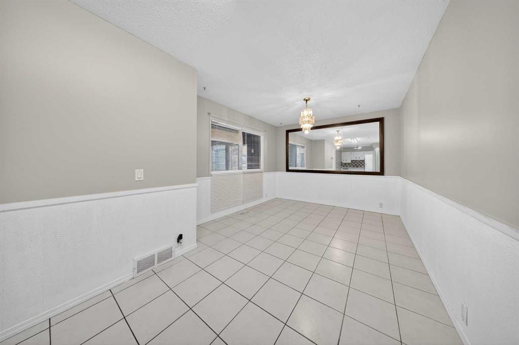 520 43 Street Se, Calgary, AB - Indoor Photo Showing Other Room