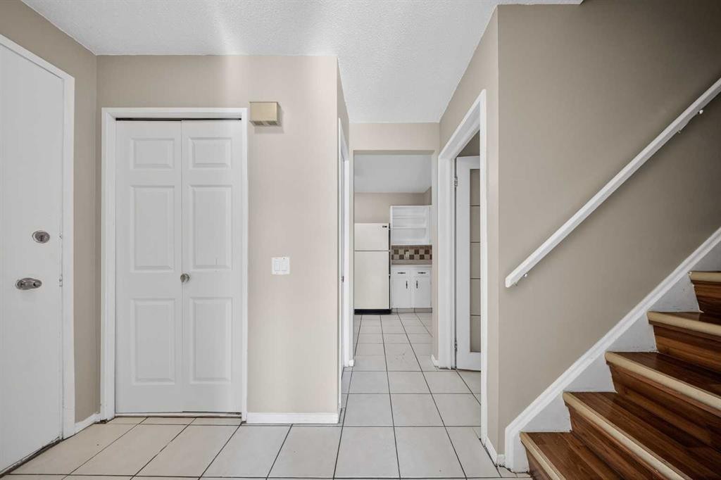 520 43 Street Se, Calgary, AB - Indoor Photo Showing Other Room