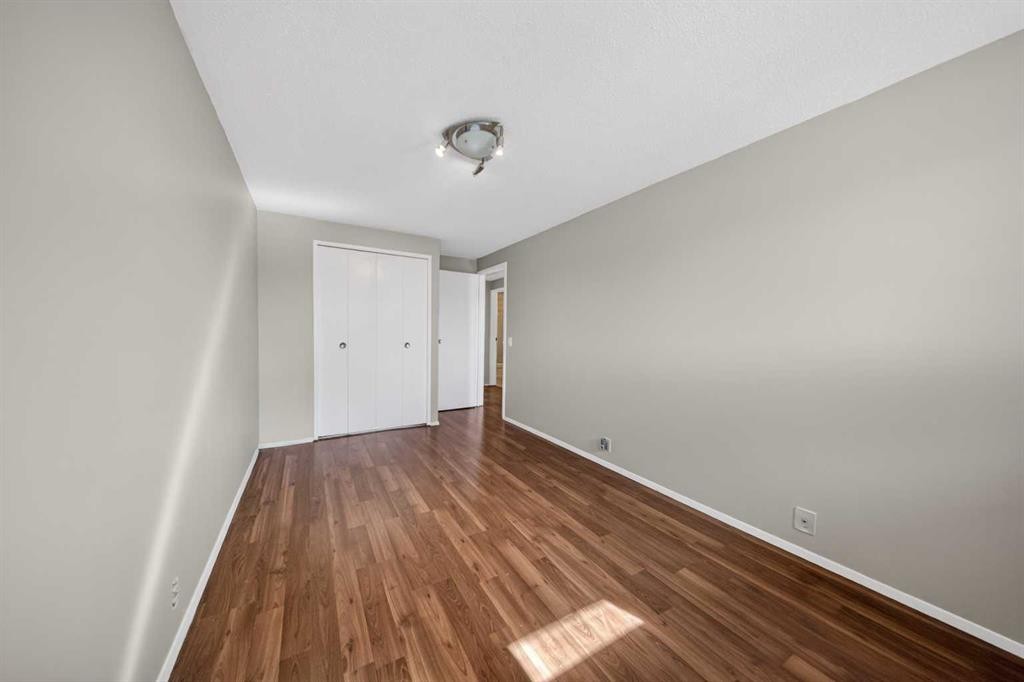520 43 Street Se, Calgary, AB - Indoor Photo Showing Other Room