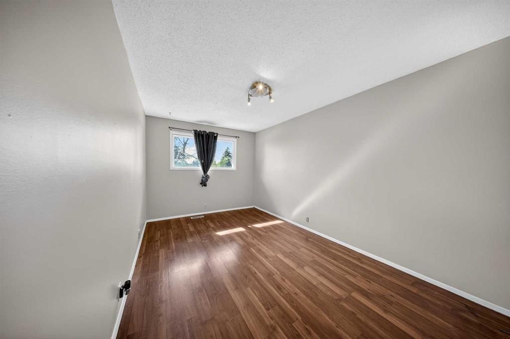 520 43 Street Se, Calgary, AB - Indoor Photo Showing Other Room