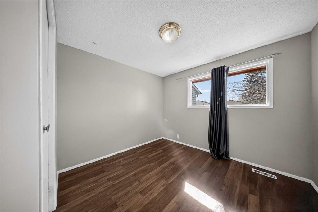 520 43 Street Se, Calgary, AB - Indoor Photo Showing Other Room