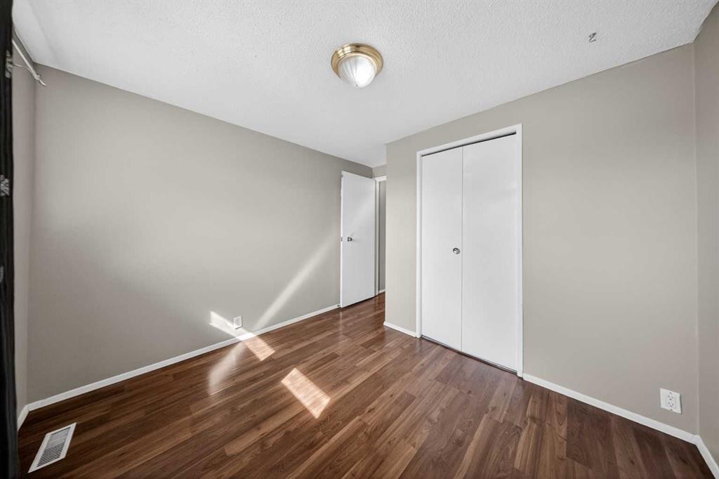 520 43 Street Se, Calgary, AB - Indoor Photo Showing Other Room
