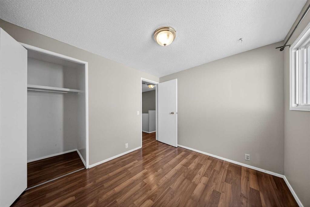520 43 Street Se, Calgary, AB - Indoor Photo Showing Other Room