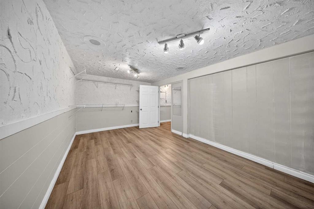520 43 Street Se, Calgary, AB - Indoor Photo Showing Other Room