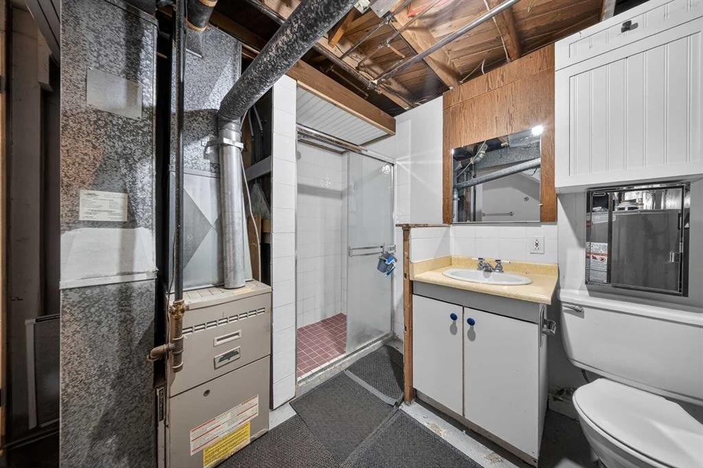 520 43 Street Se, Calgary, AB - Indoor Photo Showing Bathroom