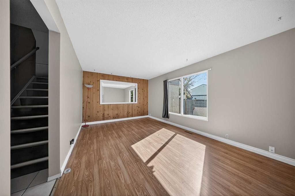 520 43 Street Se, Calgary, AB - Indoor Photo Showing Other Room