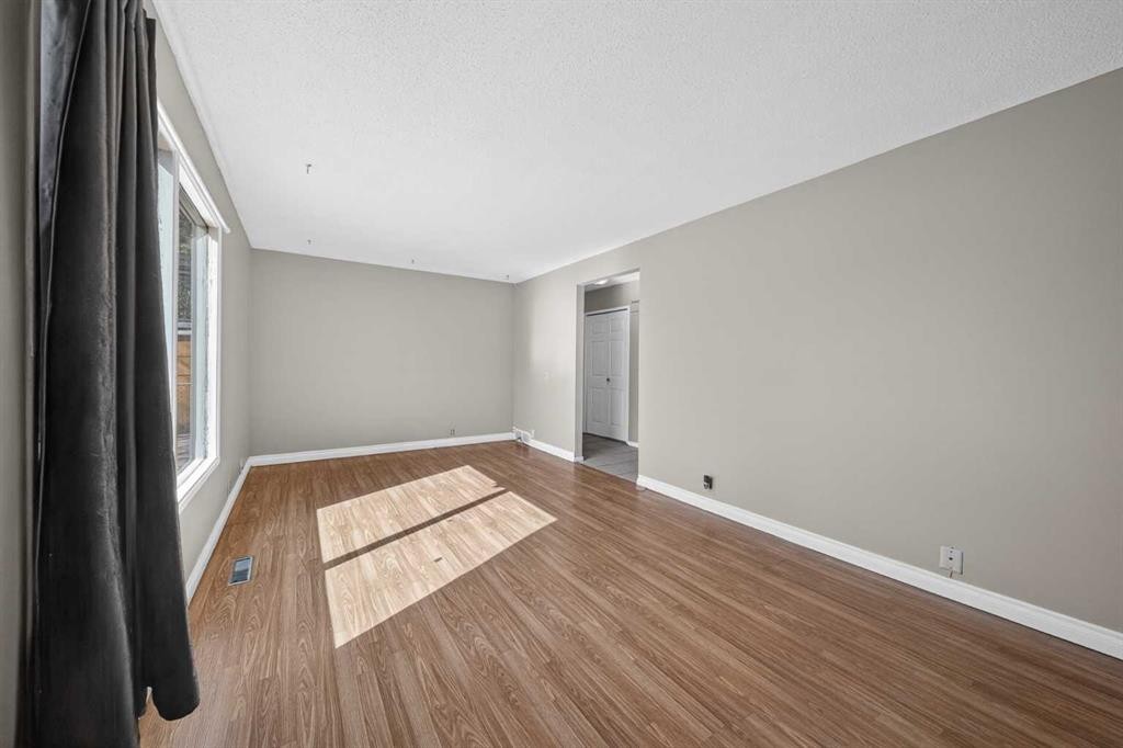 520 43 Street Se, Calgary, AB - Indoor Photo Showing Other Room