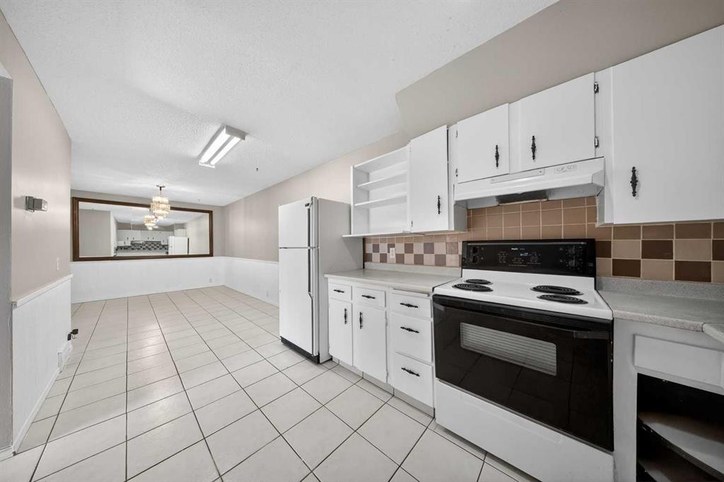 520 43 Street Se, Calgary, AB - Indoor Photo Showing Kitchen