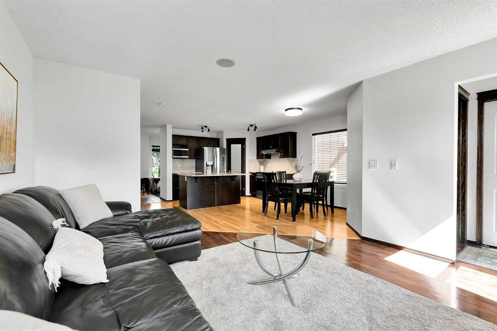 10 Autumn Green Se, Calgary, AB - Indoor Photo Showing Living Room