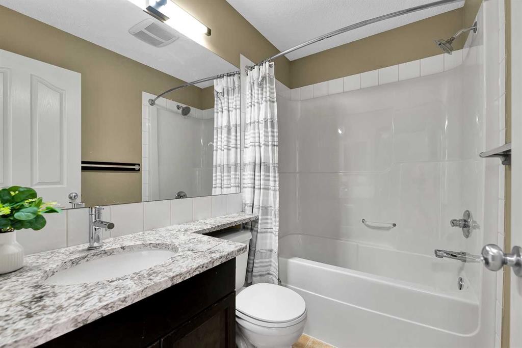 10 Autumn Green Se, Calgary, AB - Indoor Photo Showing Bathroom