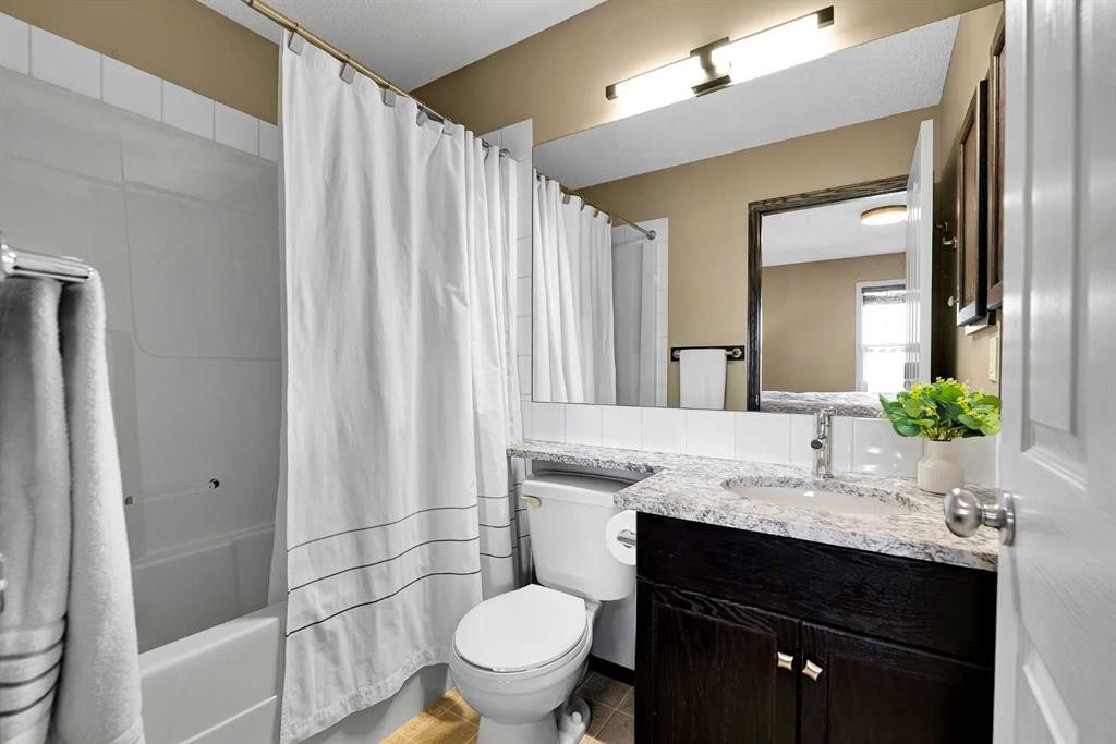10 Autumn Green Se, Calgary, AB - Indoor Photo Showing Bathroom