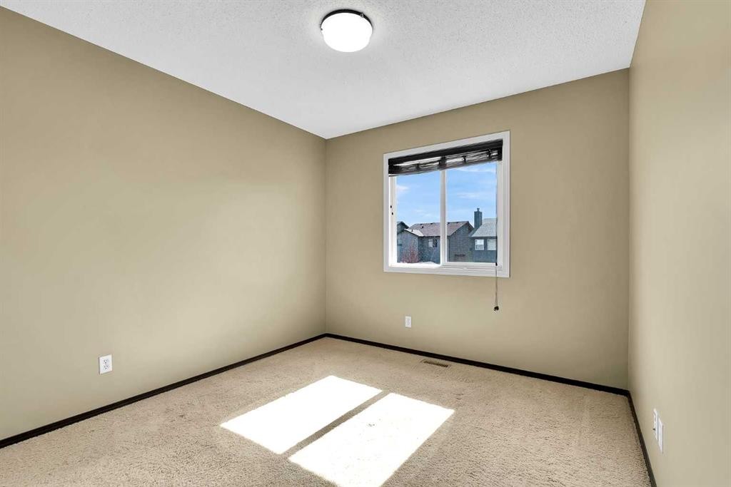 10 Autumn Green Se, Calgary, AB - Indoor Photo Showing Other Room