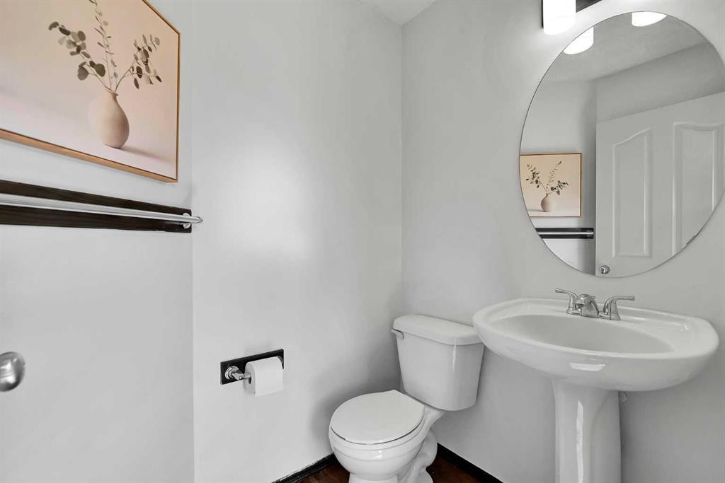 10 Autumn Green Se, Calgary, AB - Indoor Photo Showing Bathroom