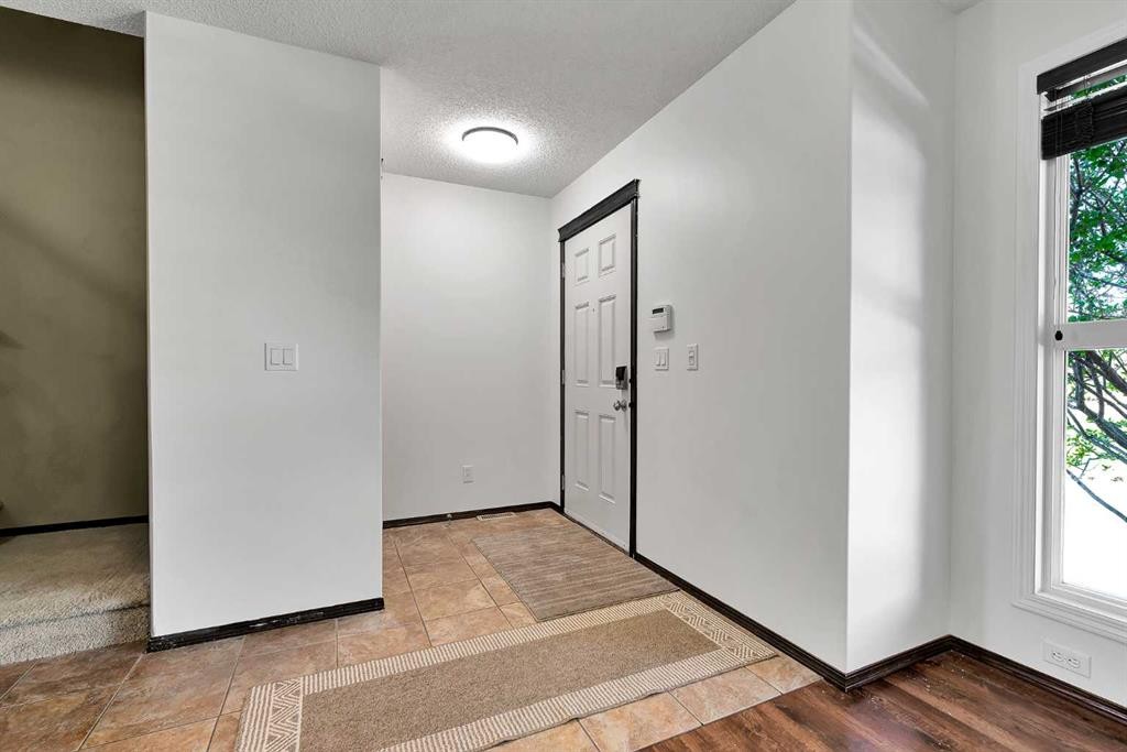 10 Autumn Green Se, Calgary, AB - Indoor Photo Showing Other Room