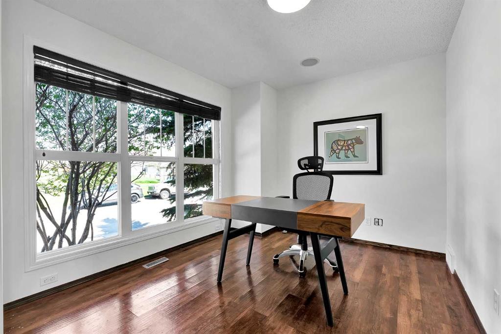 10 Autumn Green Se, Calgary, AB - Indoor Photo Showing Office