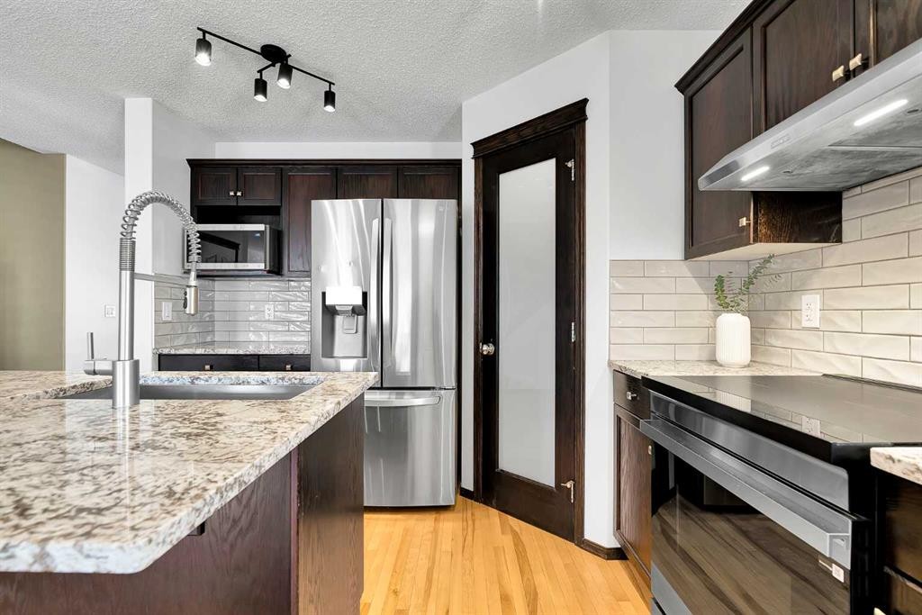 10 Autumn Green Se, Calgary, AB - Indoor Photo Showing Kitchen With Upgraded Kitchen