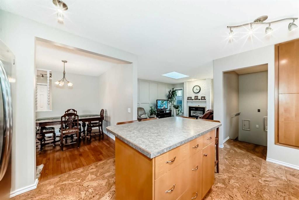 308 Cannington Place Sw, Calgary, AB - Indoor Photo Showing Kitchen