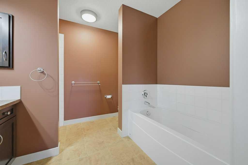 320 Rainbow Falls Drive, Chestermere, AB - Indoor Photo Showing Bathroom