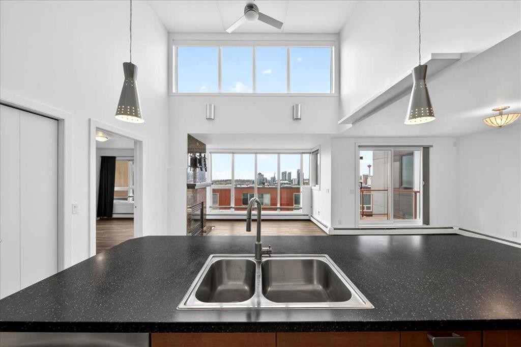 404-603 7 Avenue Ne, Calgary, AB - Indoor Photo Showing Kitchen With Double Sink
