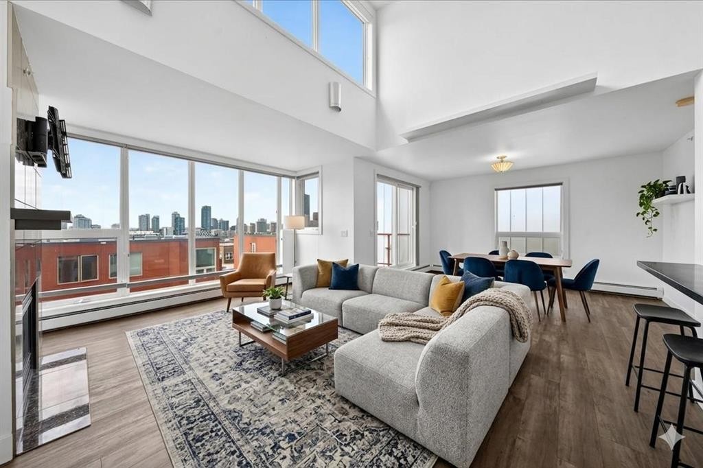 404-603 7 Avenue Ne, Calgary, AB - Indoor Photo Showing Living Room