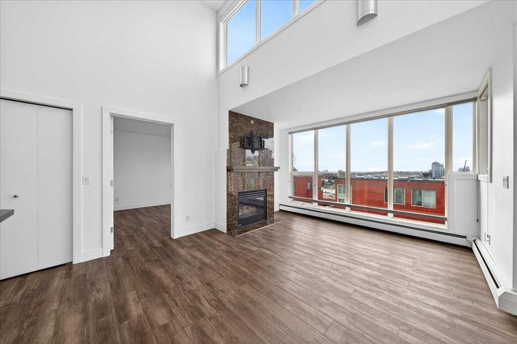 404-603 7 Avenue Ne, Calgary, AB - Indoor With Fireplace