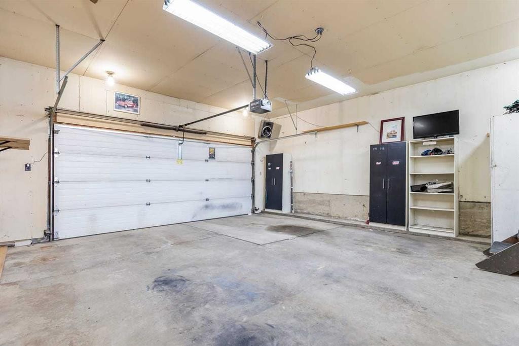 28 Beddington Crescent Ne, Calgary, AB - Indoor Photo Showing Garage