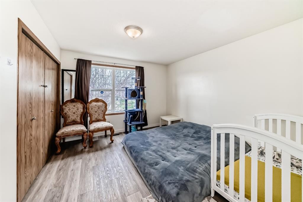 92 Everstone Rise Sw, Calgary, AB - Indoor Photo Showing Bedroom