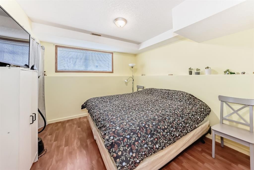 92 Everstone Rise Sw, Calgary, AB - Indoor Photo Showing Bedroom