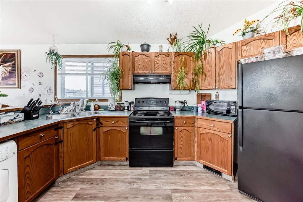 92 Everstone Rise Sw, Calgary, AB - Indoor Photo Showing Kitchen With Double Sink