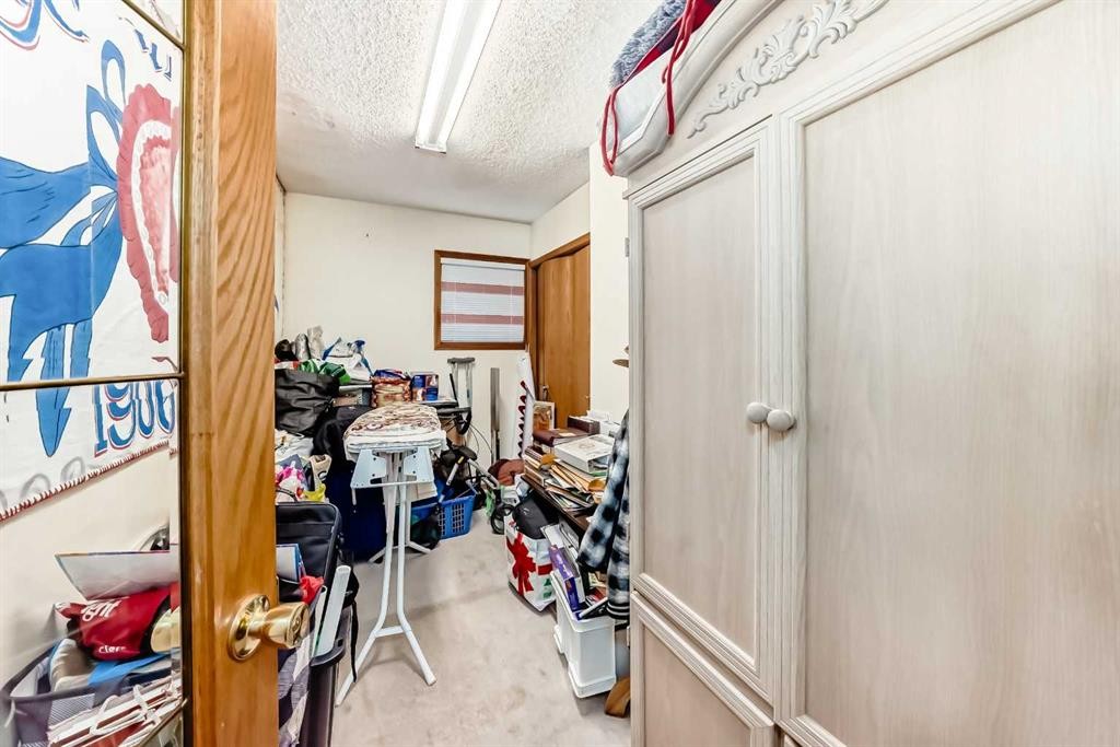 952 Applewood Drive Se, Calgary, AB - Indoor Photo Showing Other Room