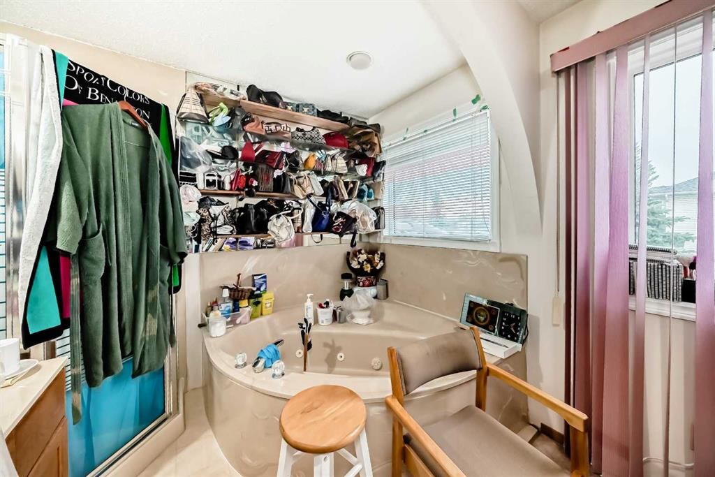 952 Applewood Drive Se, Calgary, AB - Indoor Photo Showing Bathroom