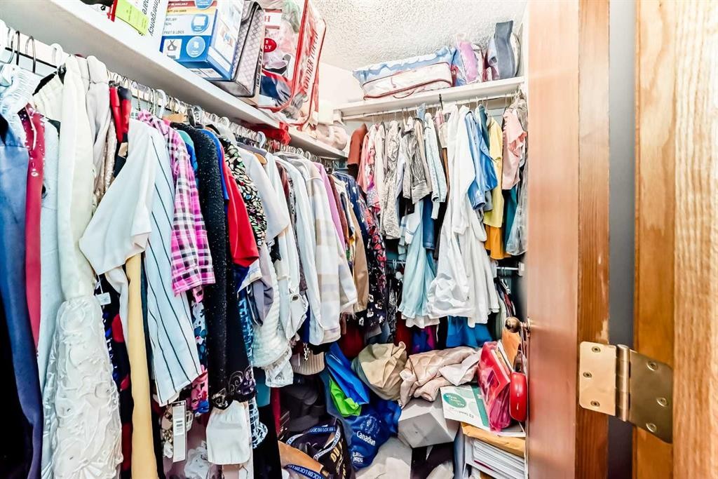 952 Applewood Drive Se, Calgary, AB - Indoor With Storage