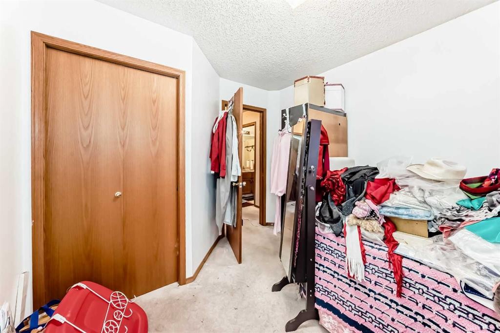 952 Applewood Drive Se, Calgary, AB - Indoor