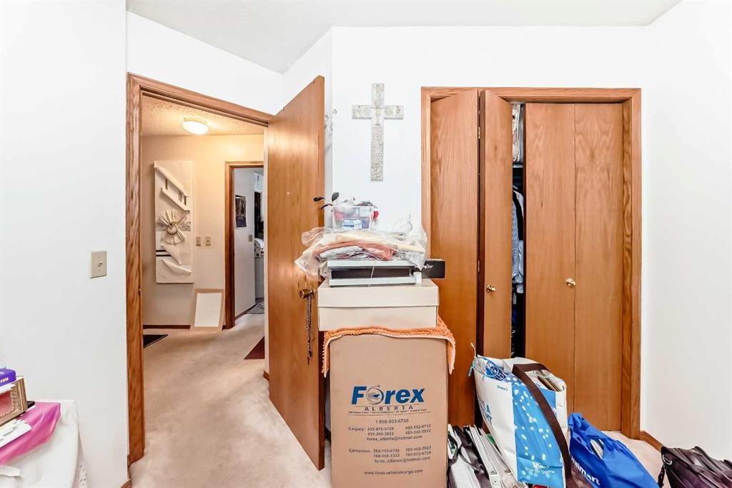 952 Applewood Drive Se, Calgary, AB - Indoor