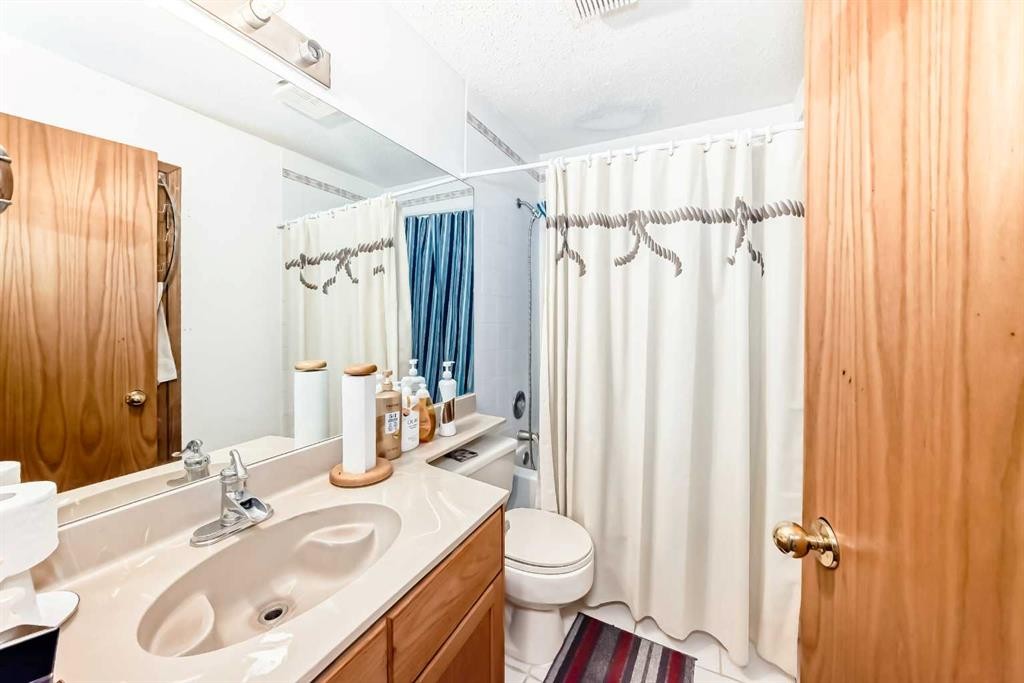 952 Applewood Drive Se, Calgary, AB - Indoor Photo Showing Bathroom