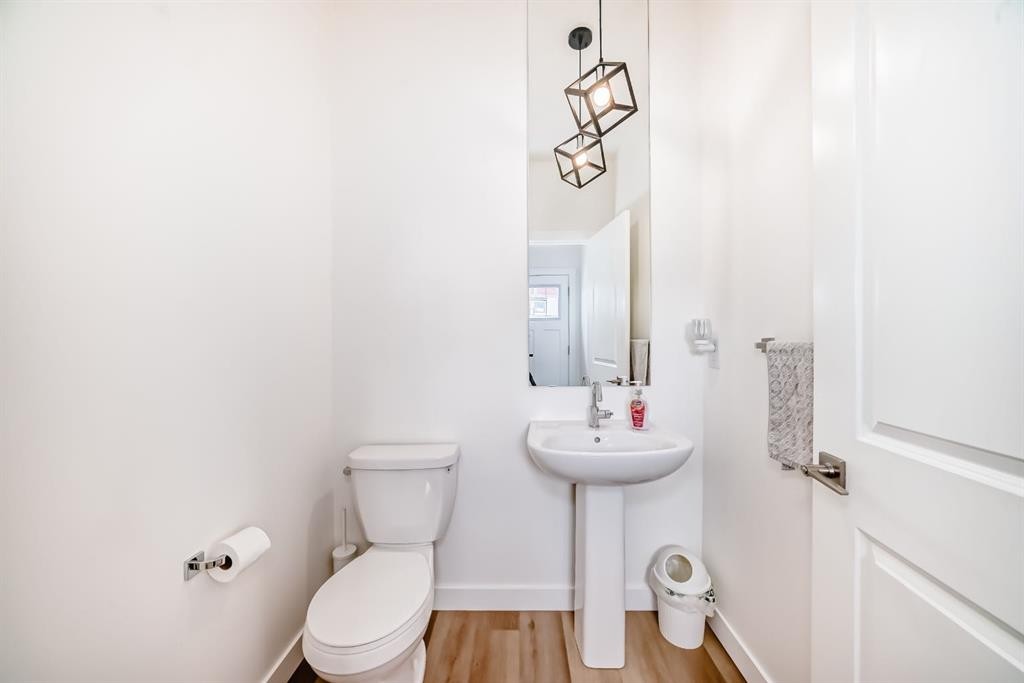 109-525 River Heights Drive, Cochrane, AB - Indoor Photo Showing Bathroom
