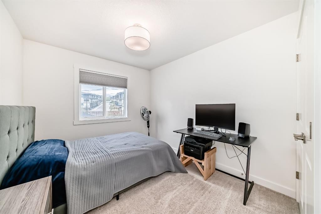 109-525 River Heights Drive, Cochrane, AB - Indoor Photo Showing Bedroom
