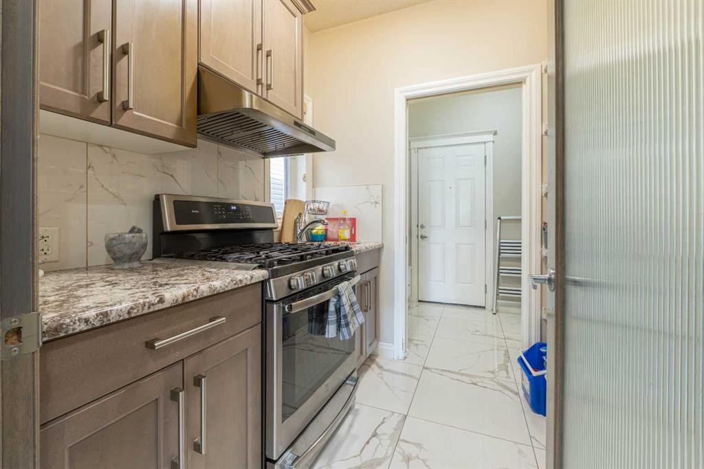 19 Red Sky Gardens Ne, Calgary, AB - Indoor Photo Showing Kitchen With Upgraded Kitchen